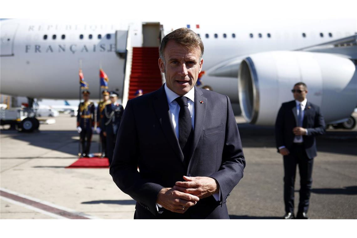 Schwerer Start für Regierung in Paris - Misstrauensanträge Macron ruft die Parteien auf, auf Stabilität hinzuarbeiten.