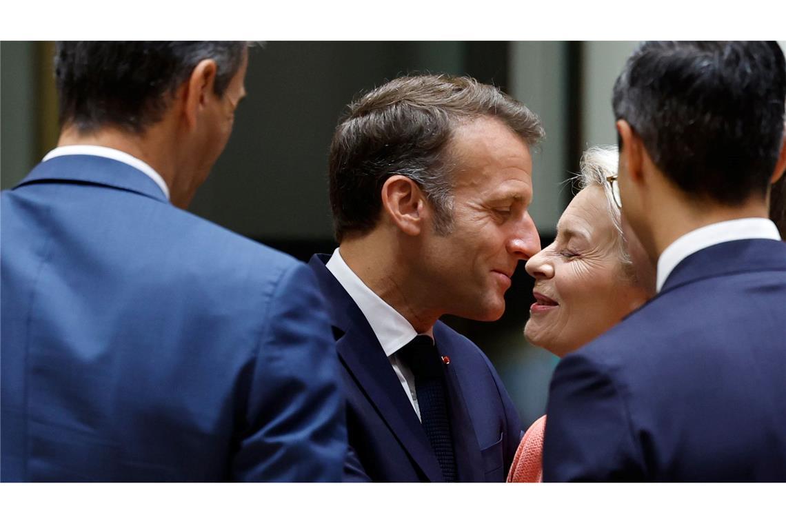 Macron steht an der Seite des Kanzlers.