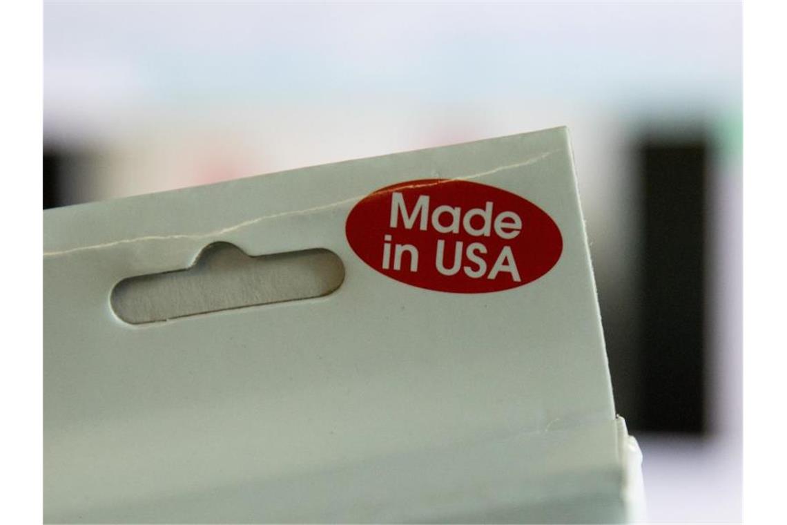 Großbritannien hebt Strafzölle auf US-Produkte auf „Made in USA“ ist auf einer Verpackung zu lesen. Großbritannien hebt die von der EU verhängten Strafzölle auf viele US-Produkte auf. Foto: picture alliance / Kay Nietfeld/dpa