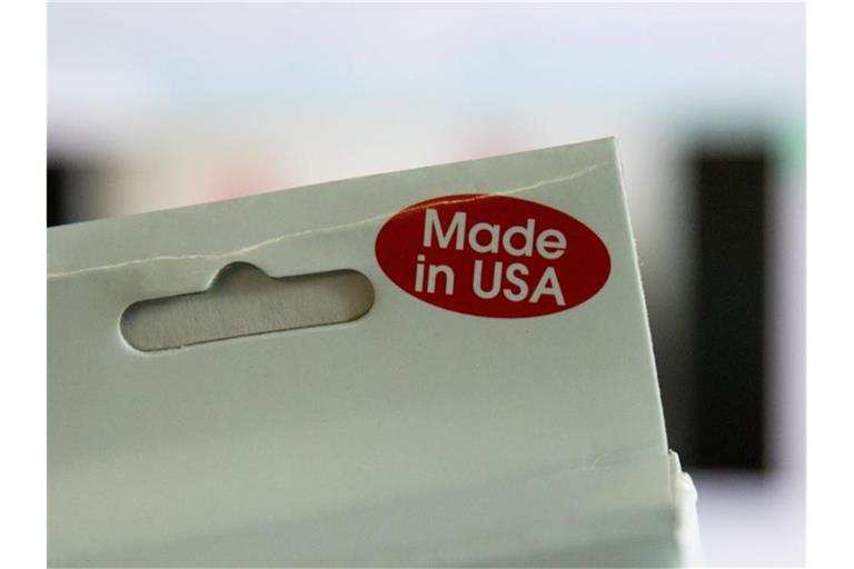 „Made in USA“ ist auf einer Verpackung zu lesen. Großbritannien hebt die von der EU verhängten Strafzölle auf viele US-Produkte auf. Foto: picture alliance / Kay Nietfeld/dpa