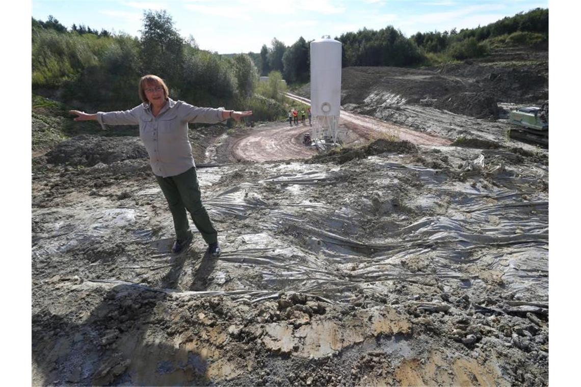 Madelaine Böhme, Paläontologin der Universität Tübingen, steht in der Tongrube „Hammerschmiede“ auf der mit Folie abgedeckten Fundstelle des rund 11,6 Millionen Jahre alten Menschenaffen „Udo“. Foto: Karl-Josef Hildenbrand/dpa/Archivbild