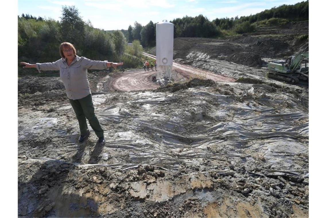 Mehr als 3000 neue fossile Fundstücke in Allgäuer Tongrube Madelaine Böhme steht in der Tongrube „Hammerschmiede“ auf der Fundstelle, des rund 11,6 Millionen Jahre alten Menschenaffen „Udo“. Foto: Karl-Josef Hildenbrand/dpa/Archivbild