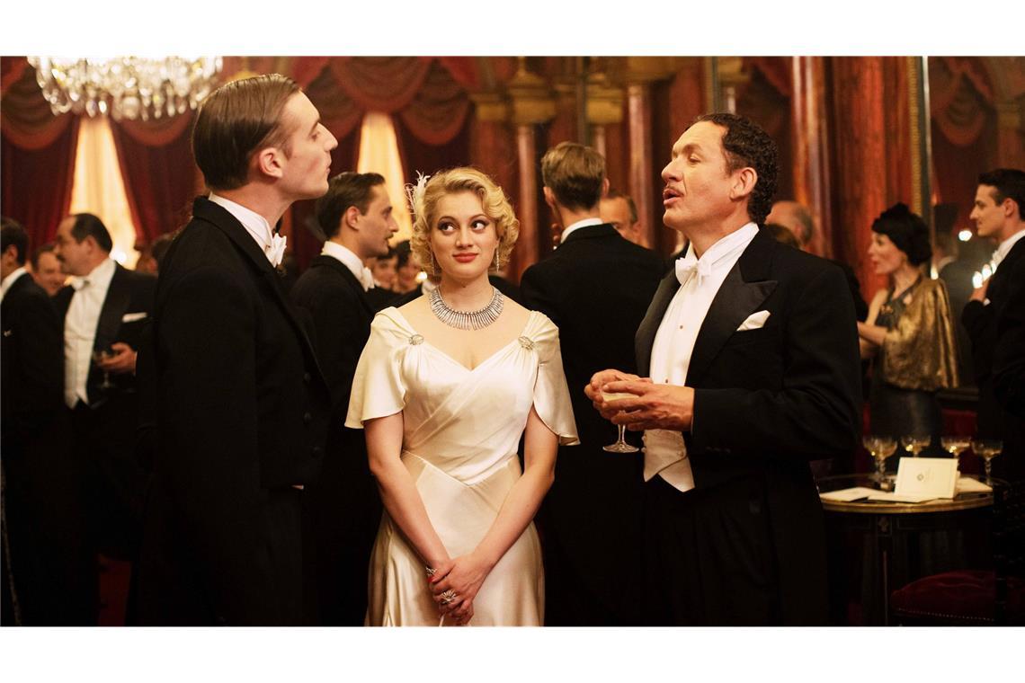 Diese Krimikomödie verführt mit Stil und scharfer Zunge Madeline (Nadia Tereszkiewicz) stellt Monsieur Palmarède (Dany Boon, re.) ihren zukünftigen Verlobten André Bonnard (Édouard Sulpice) vor.