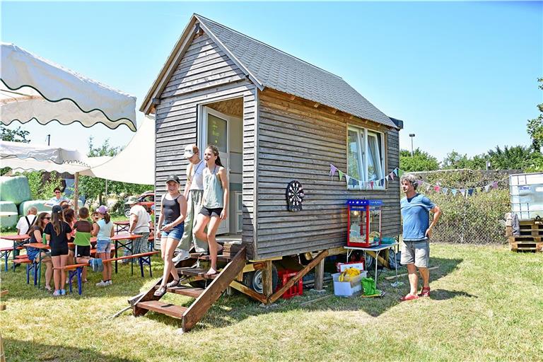 Madita, Jule und Maja (von links) haben sich schon vor drei Jahren für einen Jugendtreff engagiert. Nun können sich die Kinder in dem gebrauchten Wagen treffen. Foto: Tobias Sellmaier