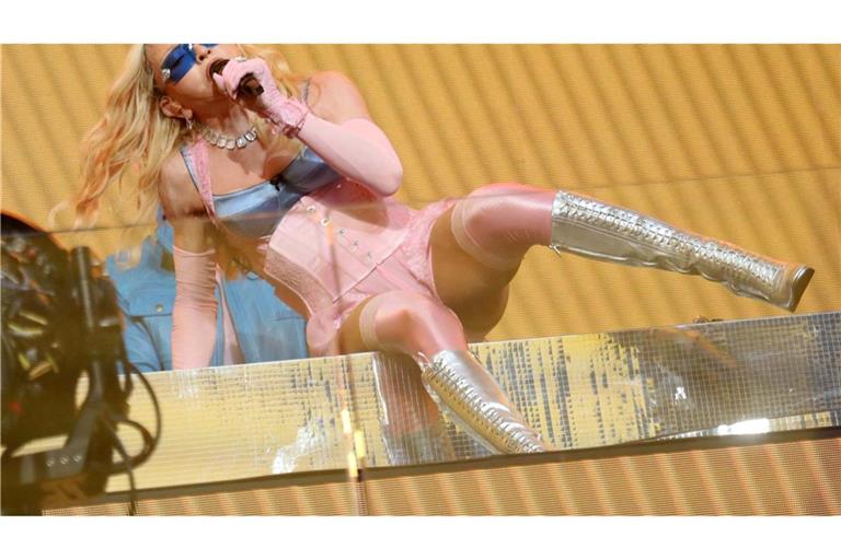 Madonna gibt Überraschungskonzert am Times Square – Promo für neues Album „Confessions II“ mit Grindr