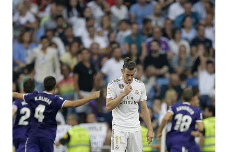 Madrids Gareth Bale (M) ärgert sich - Valladolid bejubelt den späten Ausgleich. Foto: Paul White/AP