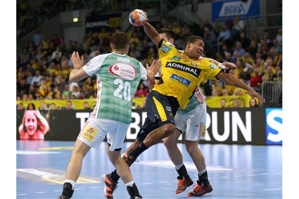 Erster bekannter Coronavirus-Fall bei Handball-Profi Mads Mensah Larsen (r) von den Löwen in Aktion. Foto: Michael Deines/dpa/Archivbild