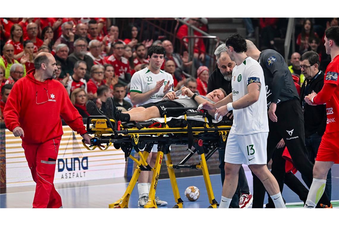Nach Kollaps: Handball-Schiedsrichter auf Weg der Besserung Madsen wird nach seinem Zusammenbruch aus der Halle gebracht.