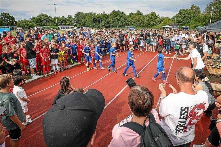 Mächtig was los bei der Siegerehrung des 31. BKZ-Mini-Cups – und das, obwohl längst nicht mehr alle Teams vor Ort sind. Foto: Alexander Becher