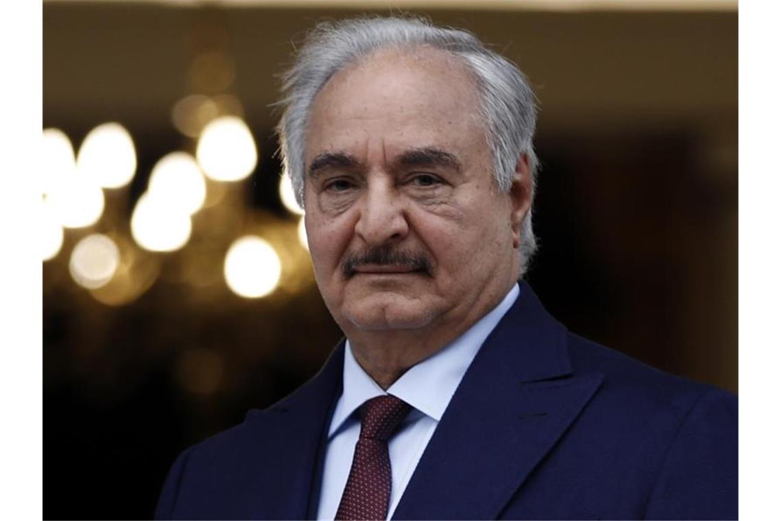 UN enttarnen Geheimmission vor der Küste Libyens Mächtige Figur im Machtkampf in Libyien: General Chalifa Haftar. Foto: Thanassis Stavrakis/AP/dpa