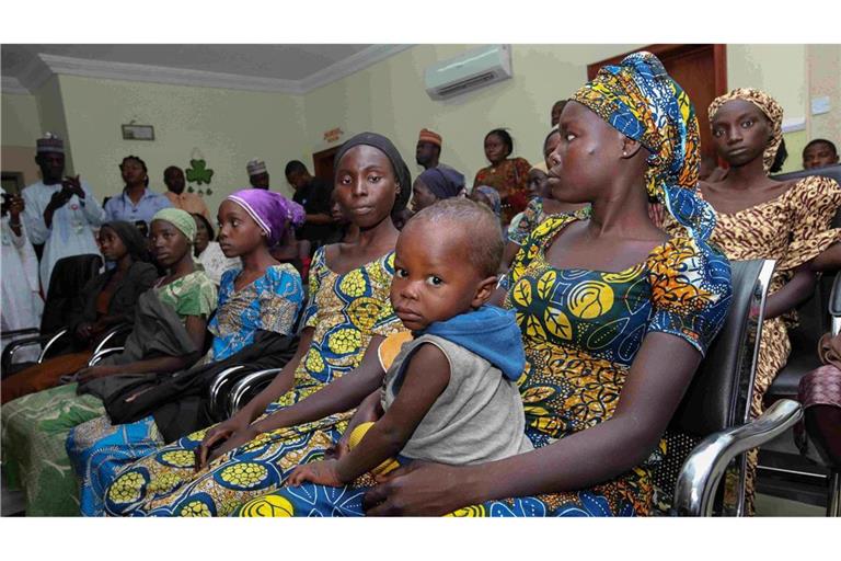 Mädchen aus Chibok, die zuvor aus der Hand islamistischer Extremisten befreit worden waren. (Archiv)