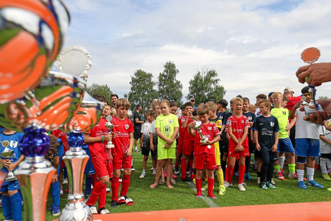 Ein Mädchenboom ist nicht in Sicht Mädchen im Fußball sind mittlerweile ein alltägliches Bild. Jungs bilden aber weiter klar die Mehrheit. Vor allem reine Mädchenteams gibt es eher wenig. Foto: Alexander Becher