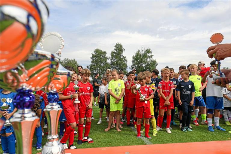 Mädchen im Fußball sind mittlerweile ein alltägliches Bild. Jungs bilden aber weiter klar die Mehrheit. Vor allem reine Mädchenteams gibt es eher wenig. Foto: Alexander Becher