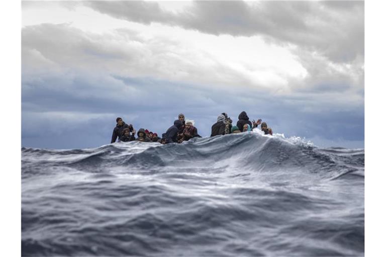 Männer aus Marokko und Bangladesch in einem überfüllten Holzboot vor der Küste von Libyen. Foto: Santi Palacios/AP/dpa