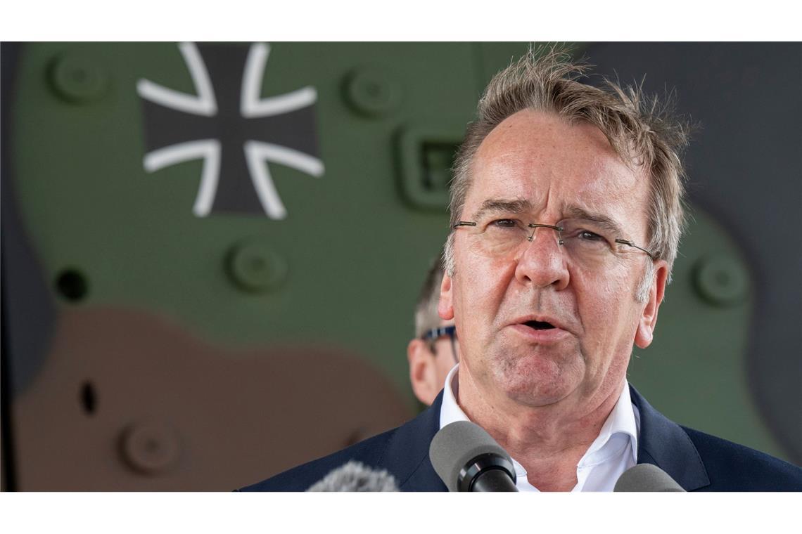 Männer der Altersgruppe 17 bis 45 brauchen nach Angaben von Verteidigungsminister Boris Pistorius (SPD) keine Genehmigung für lange Auslandsaufenthalte.