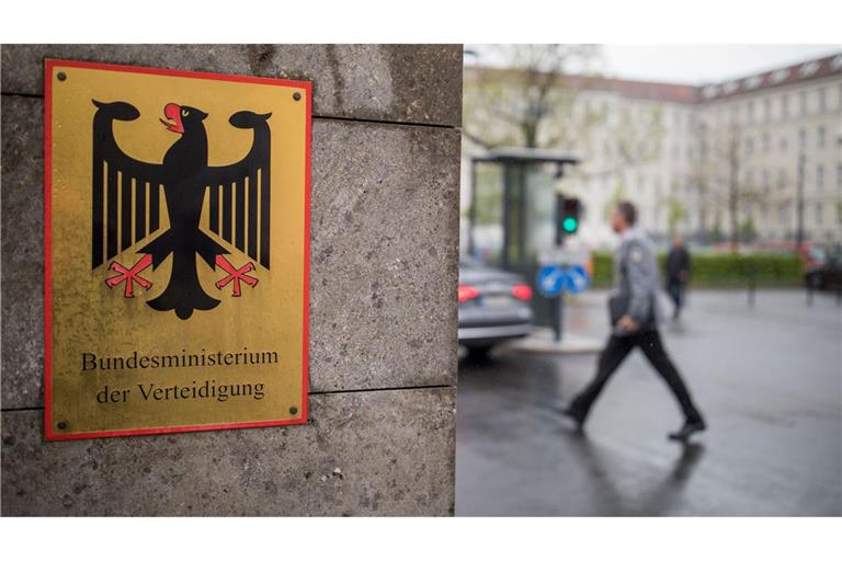 Männer, die länger ins Ausland wollen, müssen sich bei der Bundeswehr abmelden. (Archivbild)