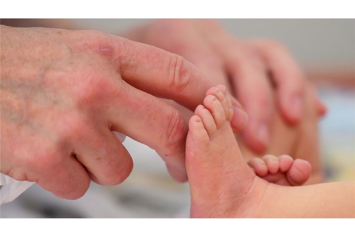 Männer in Deutschland werden immer später Vater. (Symbolbild)