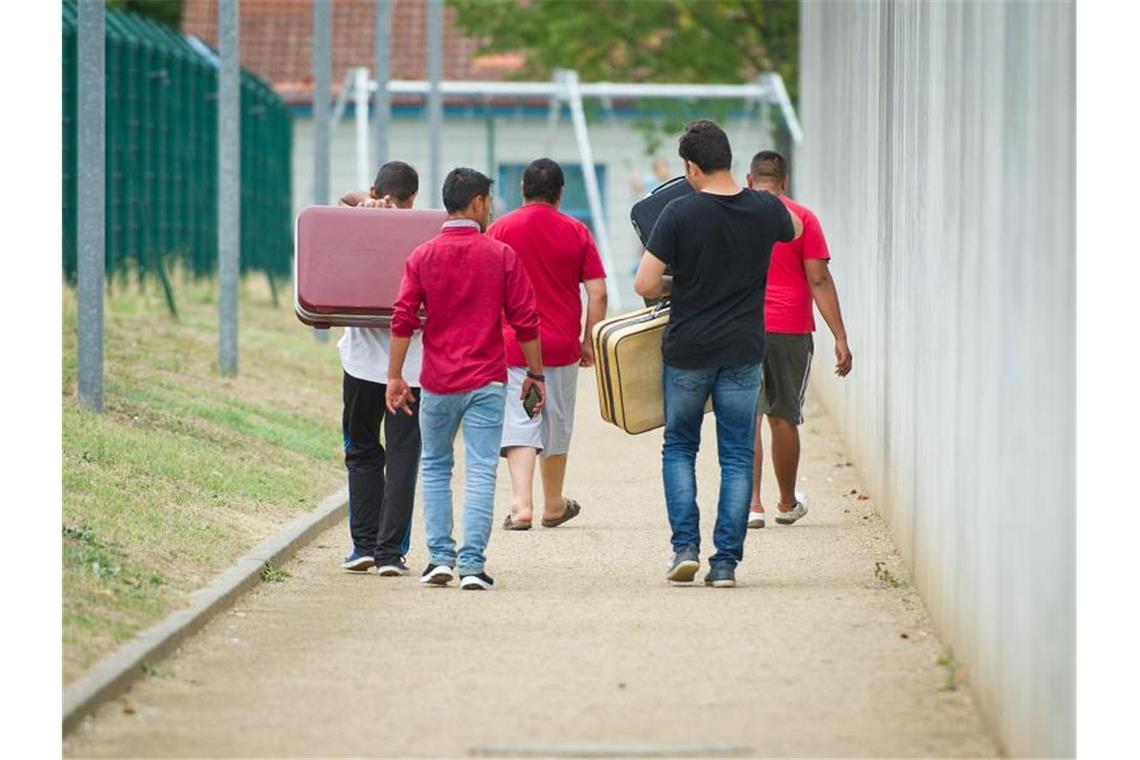 Zahl der staatlich unterstützten Asylbewerber sinkt erneut Männer in einer Aufnahmeeinrichtung für Flüchtlinge. Foto: Christoph Schmidt