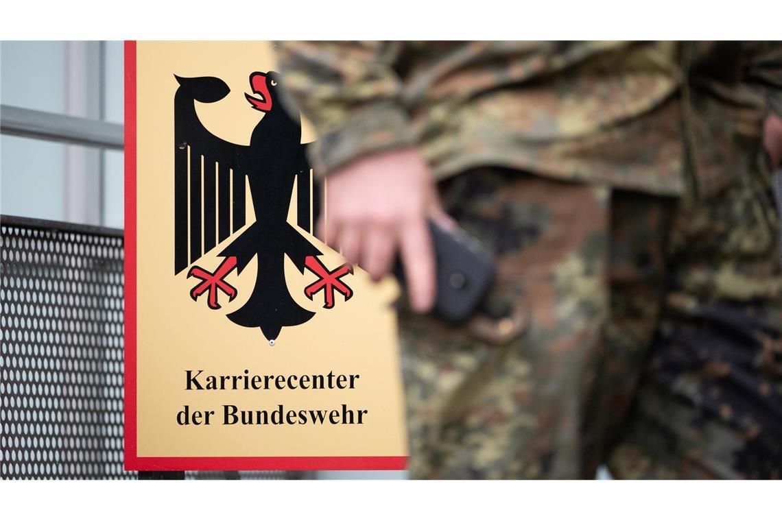Männer sollen sich bei längeren Auslandsaufenthalten beim Karrierecenter der Bundeswehr abmelden. (Archivbild)