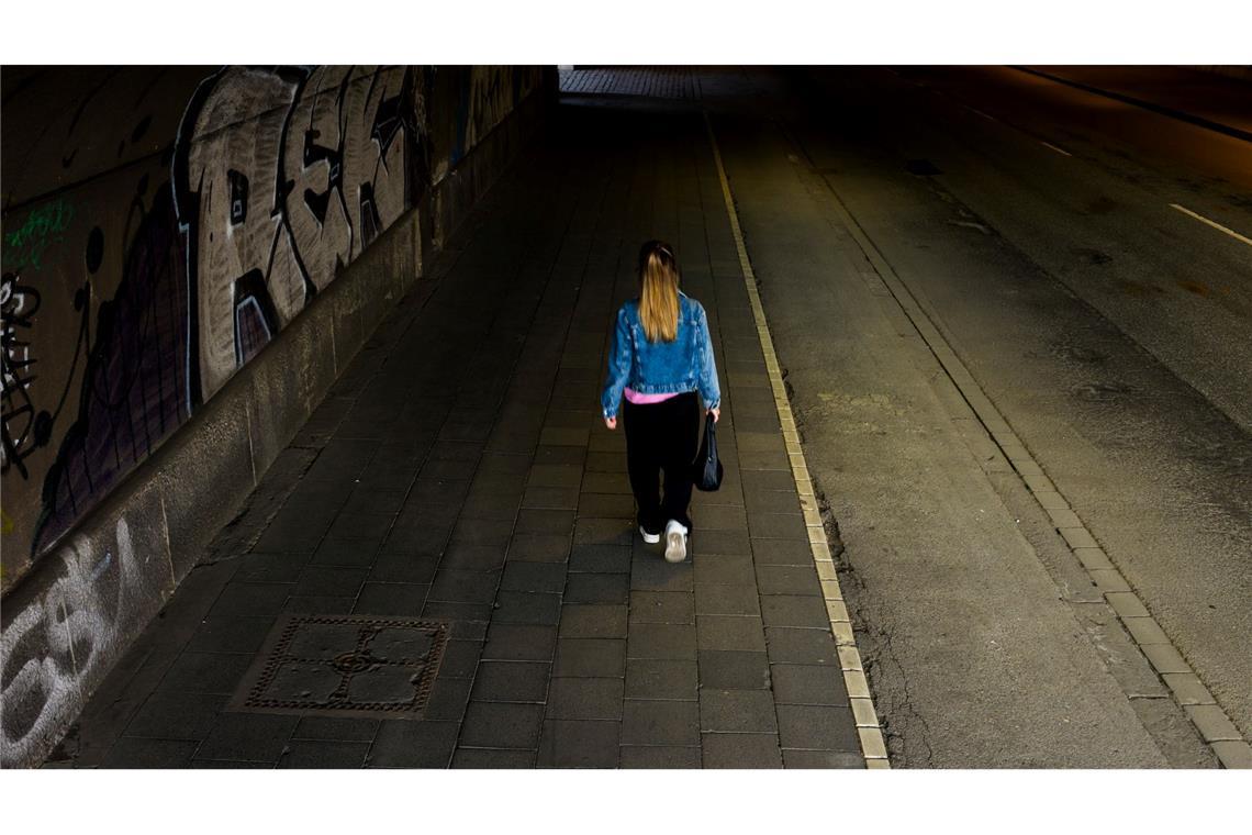 Männer und Frauen unterscheiden sich beim subjektiven Sicherheitsempfinden deutlich: Während sich 56 Prozent der Männer sicher fühlen, sind es bei den Frauen nur 45 Prozent. (Symbolbild)