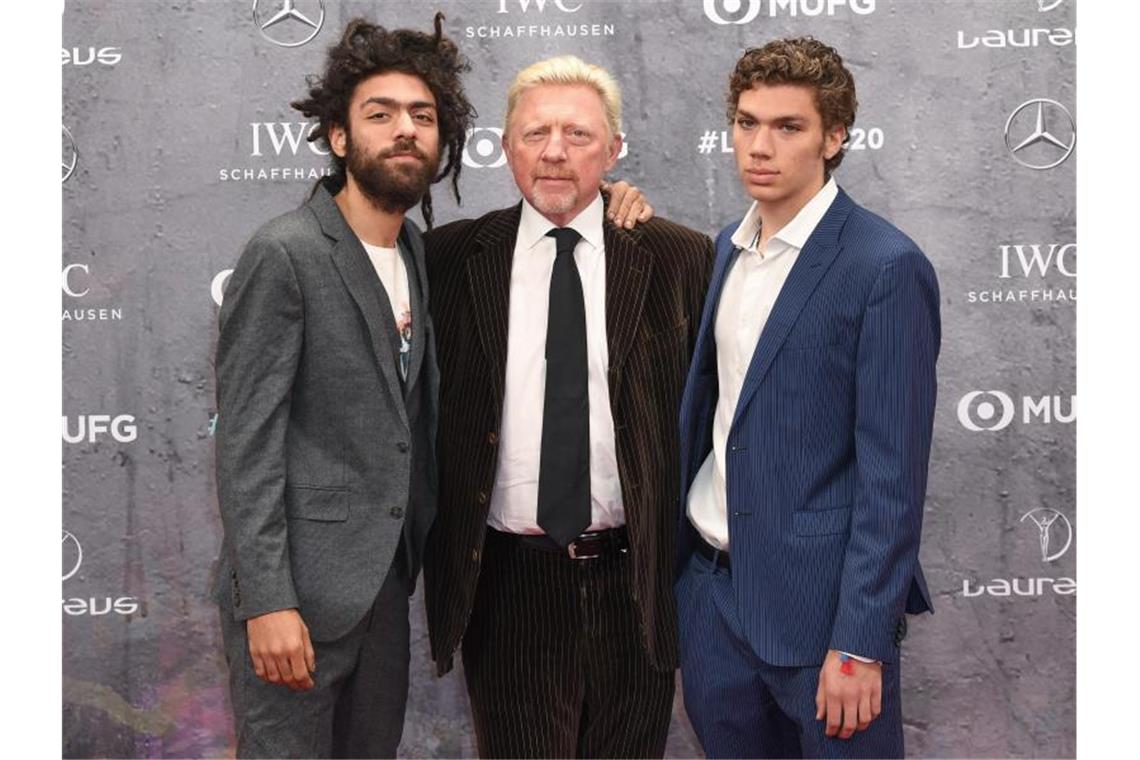 Nächste Ehrung: Nowitzki erhält Lebenswerk-Laureus Männerabend in Berlin: Boris Becker mit seinen Söhnen Noah (l) und Elias (r). Foto: Jörg Carstensen/dpa
