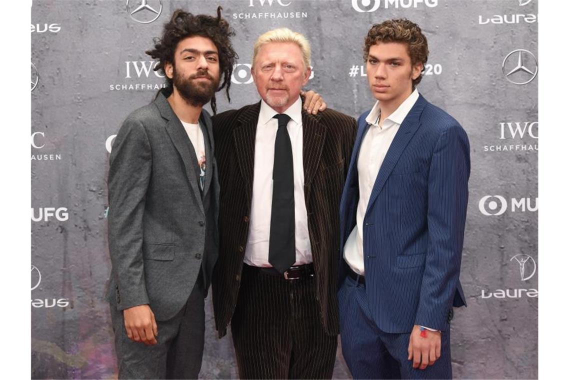 Männerabend in Berlin: Boris Becker mit seinen Söhnen Noah (l) und Elias (r). Foto: Jörg Carstensen/dpa