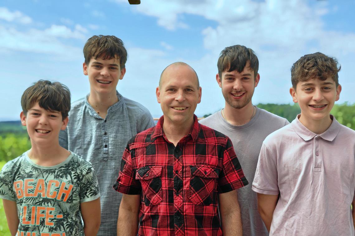 Männerwirtschaft in Aspach: Michael Albrecht mit seinen Söhnen Rafael (von links), Benjamin, Samuel und Jonathan.