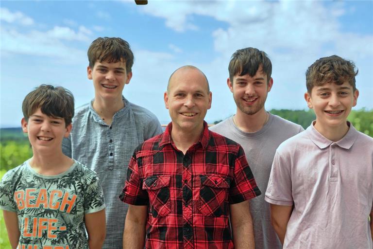 Männerwirtschaft in Aspach: Michael Albrecht mit seinen Söhnen Rafael (von links), Benjamin, Samuel und Jonathan.