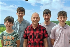 Männerwirtschaft in Aspach: Michael Albrecht mit seinen Söhnen Rafael (von links), Benjamin, Samuel und Jonathan.
