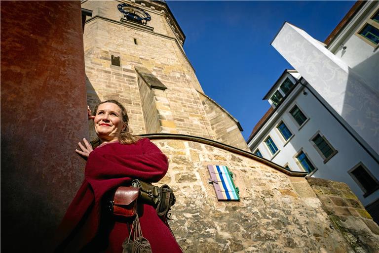 Märchenerzählerin Stefanie Keller nimmt Interessierte mit auf einen amourösen Stadtspaziergang. Foto: Alexander Becher