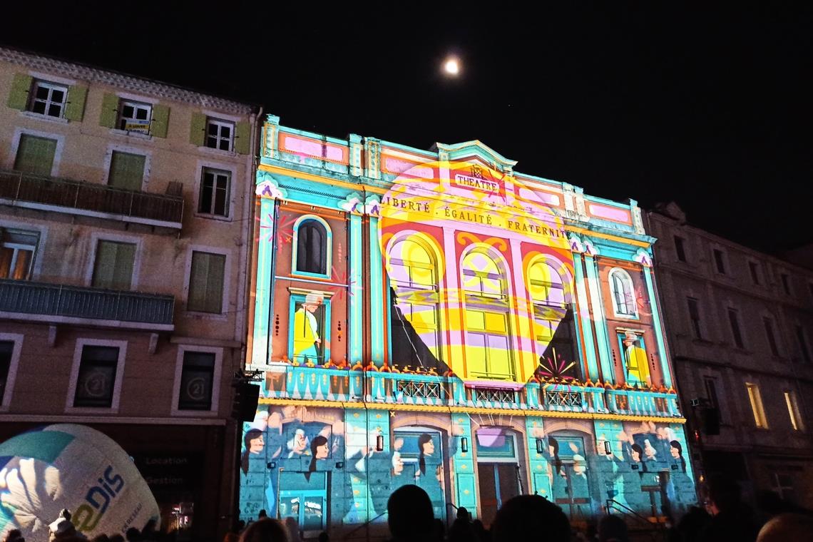 Lichtspektakel auf der Theaterfassade Märchenhaftes mit wahrem Hintergrund wird nicht nur im Annonayer Theater, sondern auch auf der Fassade des Schauspielhauses präsentiert. Foto: Fabienne Dusser