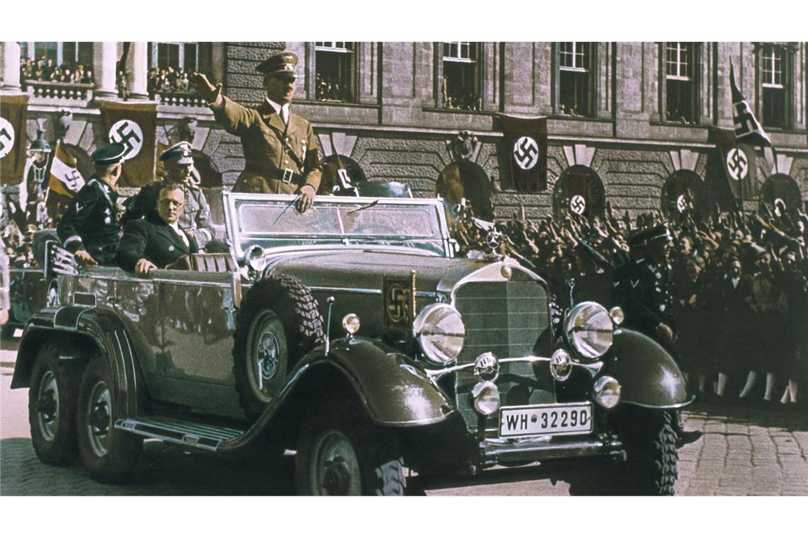 März 1938: nach dem „Anschluss“ Österreichs rollt Adolf Hitler im Mercedes in Wien ein.