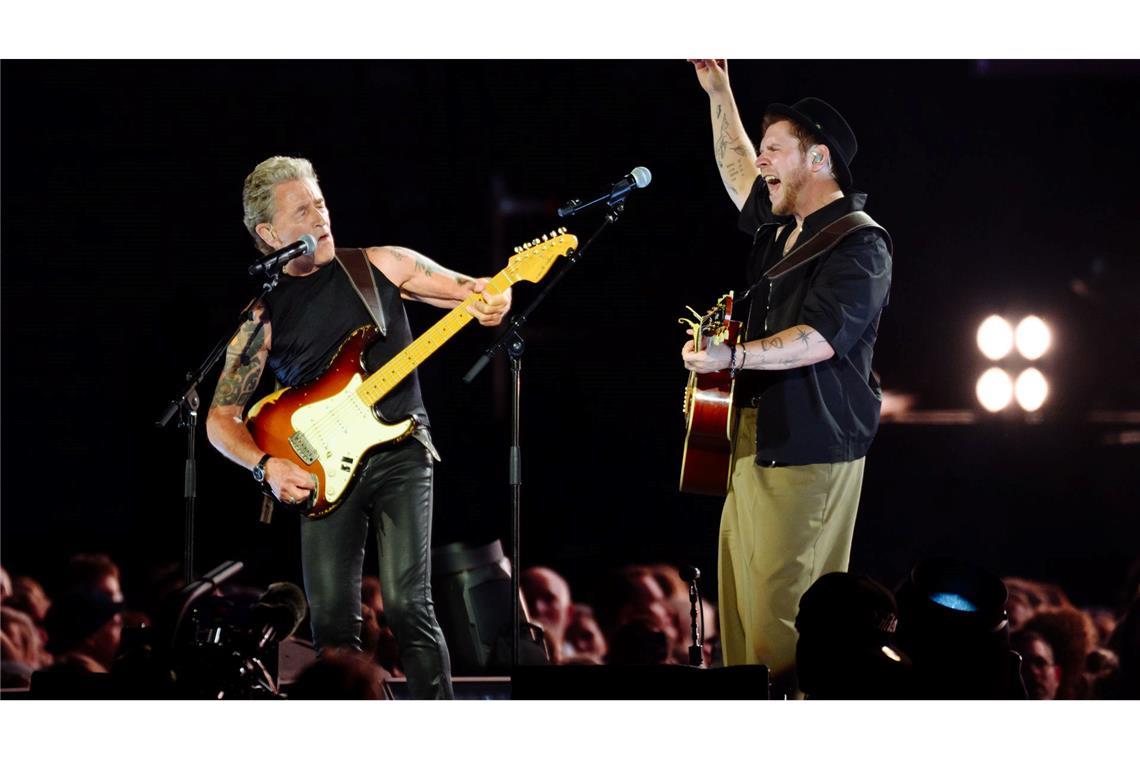 Maffay (l-r) und Oerding spielen gemeinsam auf der Bühne im Hamburger Volksparkstadion.