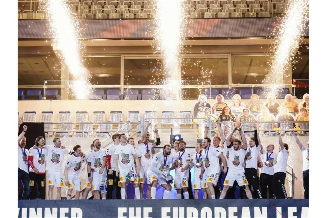 Magdeburgs Handballer triumphieren in der European League Magdeburgs Mannschaft feiert mit dem Siegerpokal den Finalsieg über die Füchse Berlin. Foto: Uwe Anspach/dpa