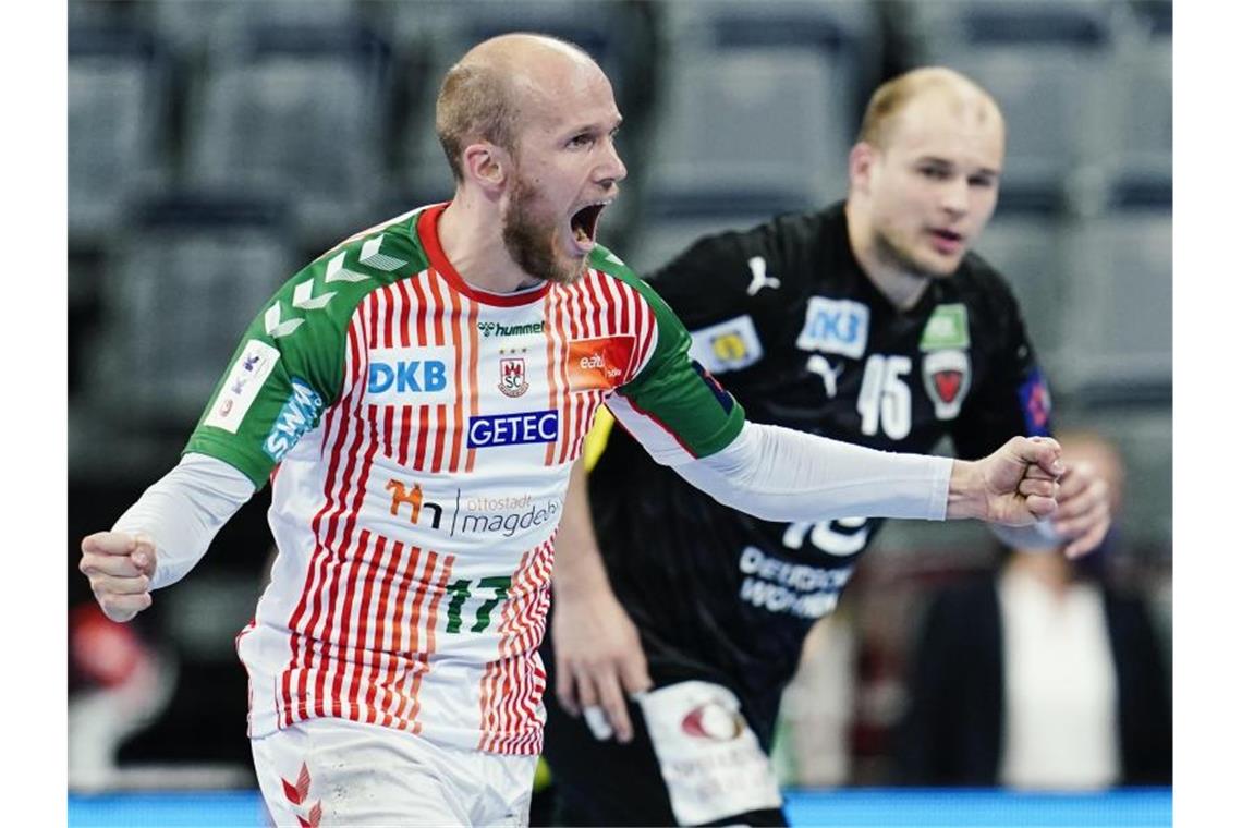 Magdeburgs Handballer triumphieren in der European League Magdeburgs Tim Hornke (l) jubelt über ein Tor - im Hintergrund Berlins Paul Drux. Foto: Uwe Anspach/dpa