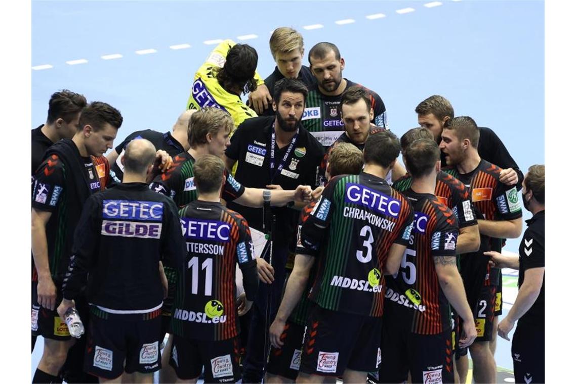 Magdeburgs Handballer gewinnen Heimspiel gegen Hannover Magdeburgs Trainer Bennet Wiegert (M) gibt während einer Auszeit Anweisungen. Foto: Ronny Hartmann/dpa-Zentralbild/dpa