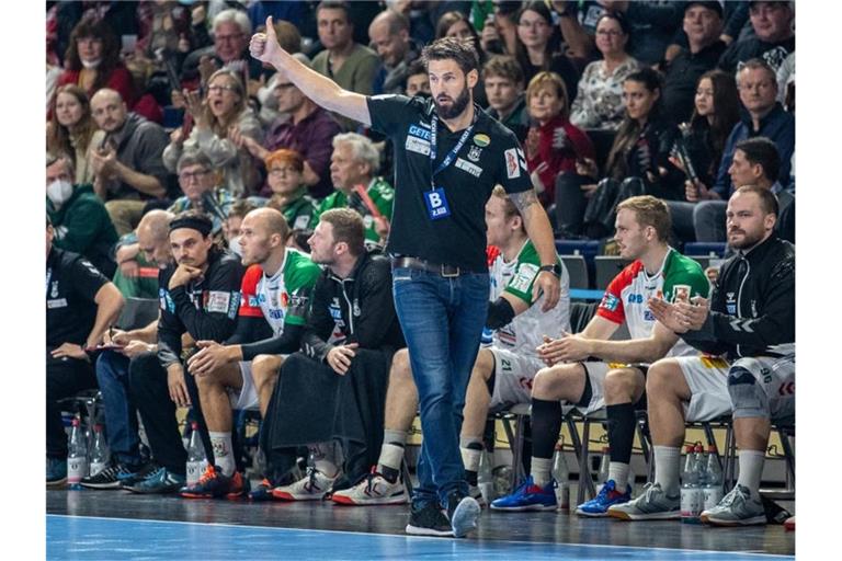 Magdeburgs Trainer Bennet Wiegert zeigt seinem Team einen Daumen nach oben. Foto: Andreas Gora/dpa
