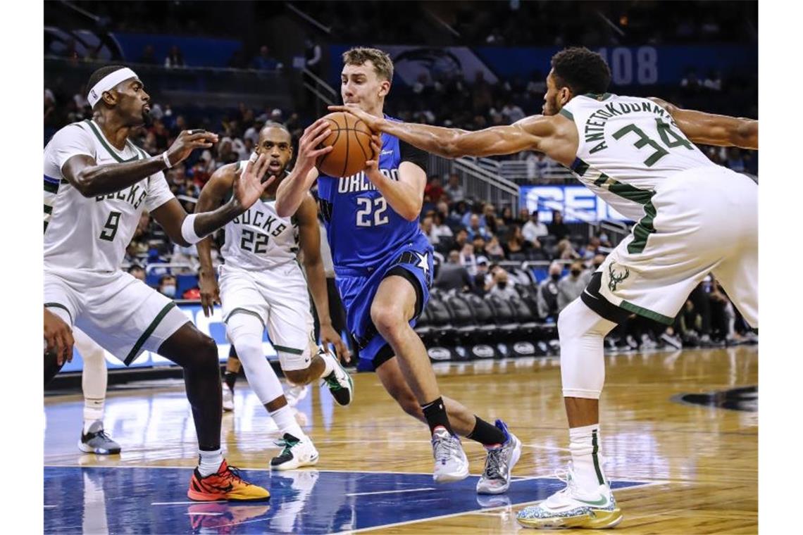 NBA: Wagner-Brüder spielen bei Orlandos Niederlage groß auf Magic-Profi Franz Wagner (M.) bahnt sich seinen Weg zum Korb. Foto: Jacob M. Langston/FRI171850 AP/dpa