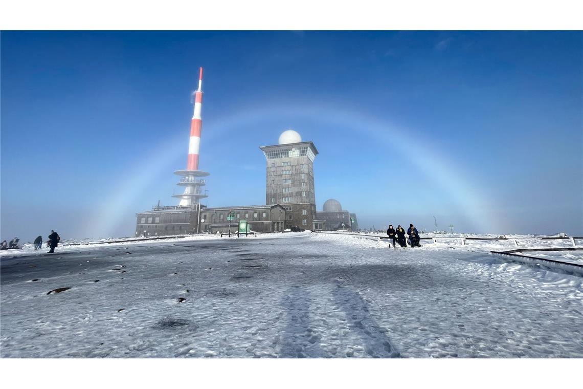 Bilder des Tages Magischer Nebelbogen: Weihnachtswetter-Phänomen über dem Brocken