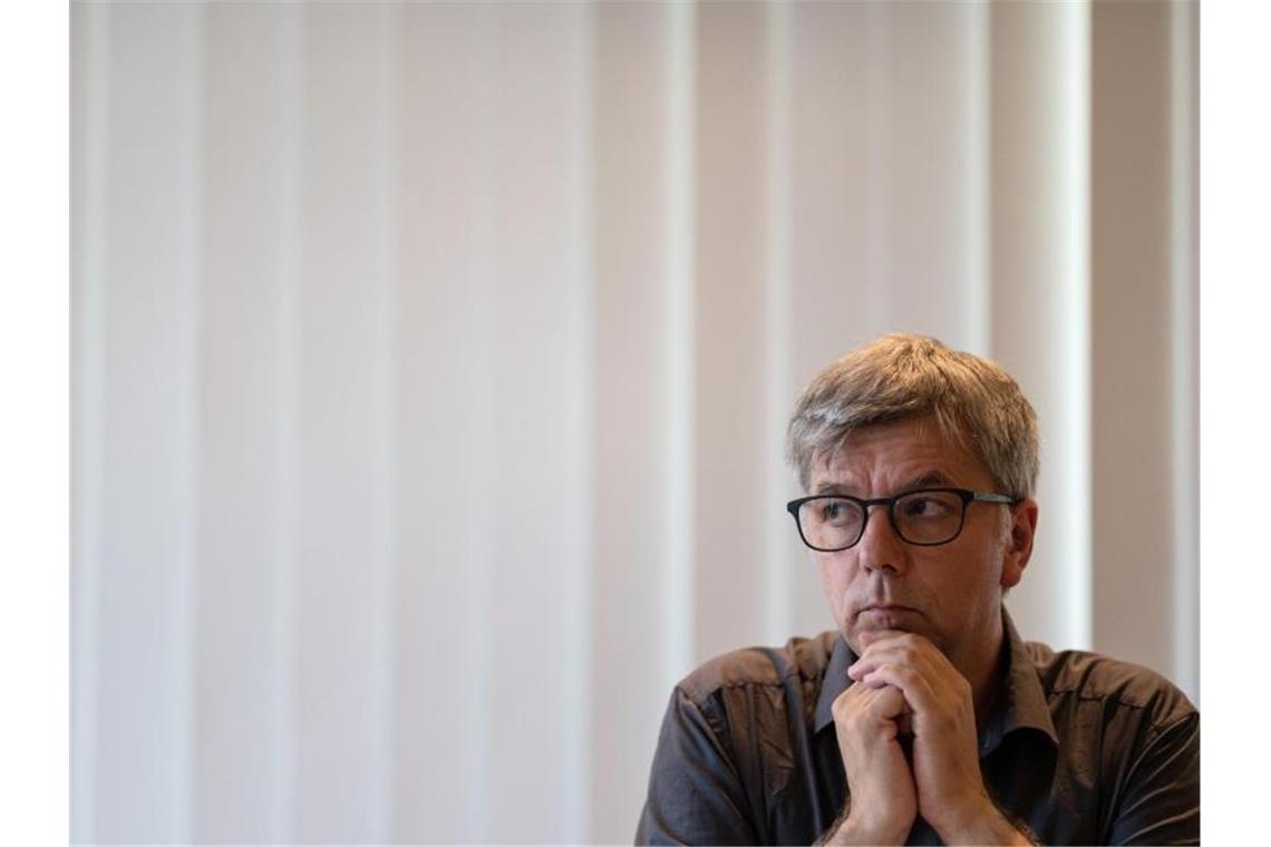 Kritik an Papst-Schreiben: Fürst weiter für Diakoninnen Magnus Striet, Mitglied der Missbrauchskommission und Professor für Fundamentaltheologie, sitzt in einer Pressekonferenz zum Thema Missbrauchsskandal. Foto: Patrick Seeger/dpa/Archivbild