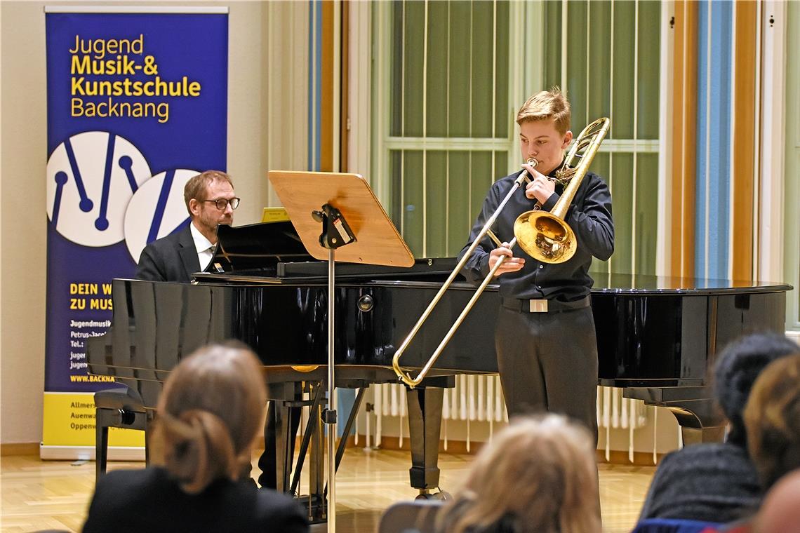 Magnus Unger an der Posaune spielte zwei Sätze der „Sonata f-Moll“, begleitet von Gerhard Kleesattel am Flügel. Foto: T. Sellmaier