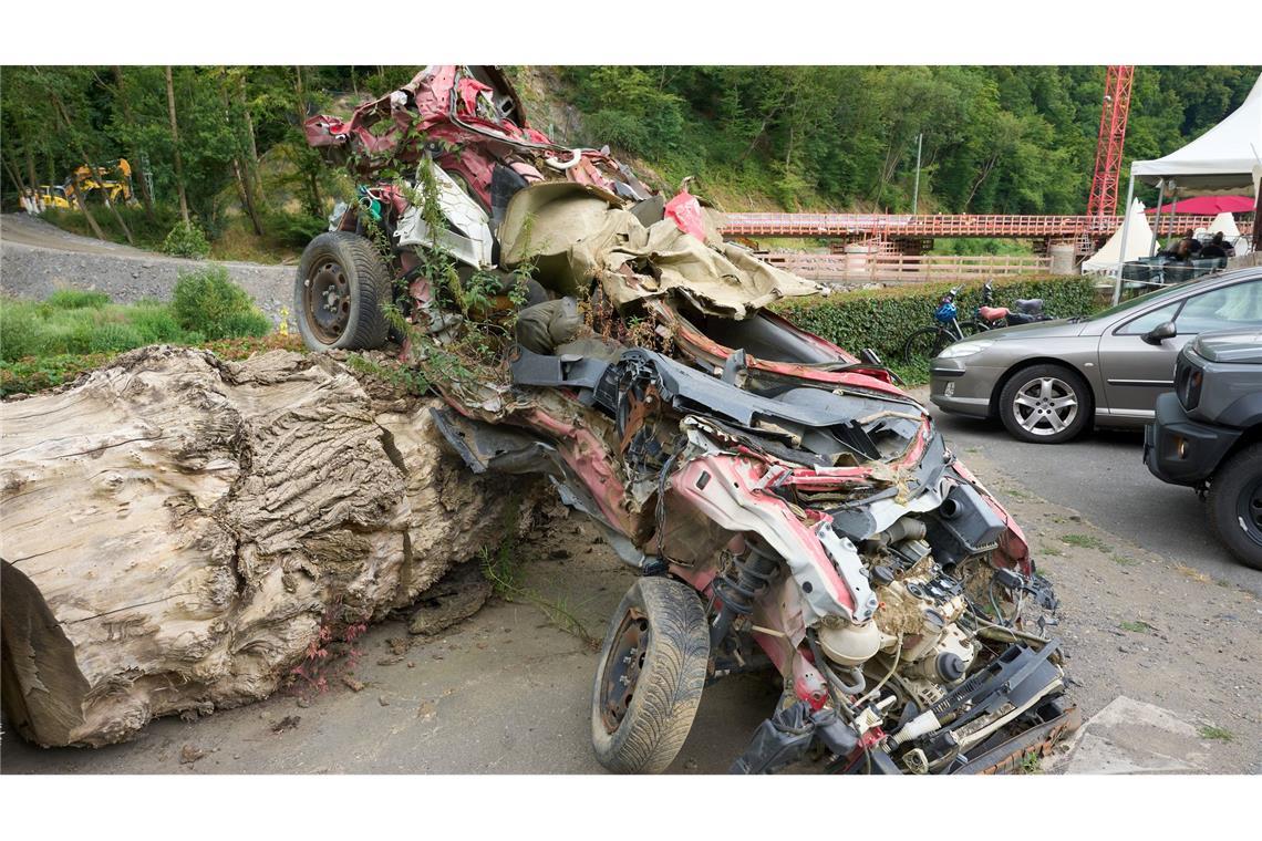 Mahnen, erinnern, bauen: Vier Jahre nach der Ahrtalflut Mahnmale gibt es im Ahrtal an vielen Stellen, hier erinnert ein Auto an die Flut.
