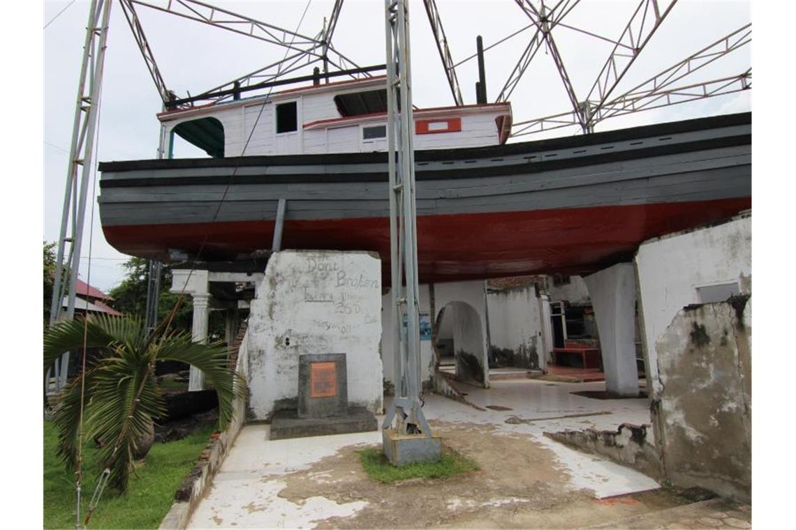 Gebete für Opfer am 15. Jahrestag der Tsunami-Katastrophe Mahnmal: Ein vom Tsunami kilometerweit an Land gespültes Fischerboot in Banda Aceh. Foto: Doreen Fiedler/dpa