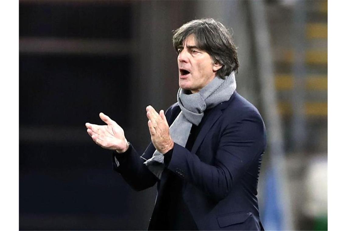 Löw mahnt zur Geduld: „Sind mitten im Umbruch und Neuaufbau“ Mahnt beim Neuaufbau des DFB-Teams zur Geduld: Bundestrainer Joachim Löw. Foto: Christian Charisius