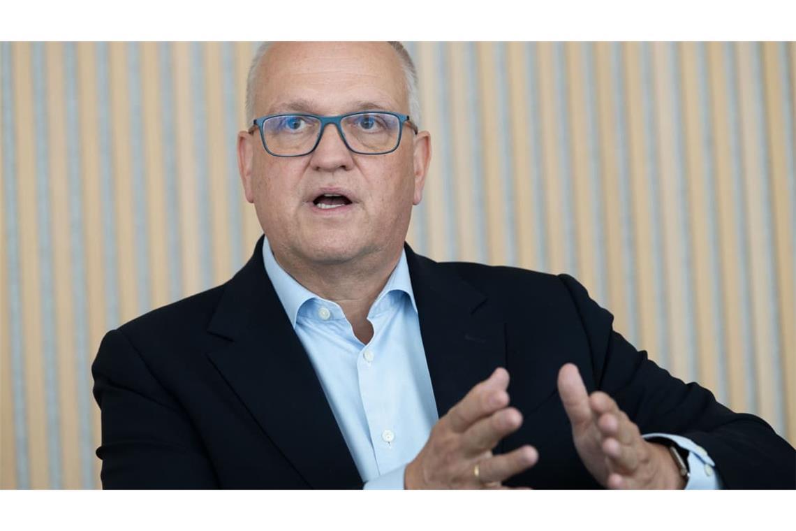 Mahnt eine neue Leistungsbereitschaft an: LBBW-Chef Rainer Neske spricht im Interview über das Ende der „goldenen Jahre“ und warum wir wieder mehr über Produktivität statt über Homeoffice streiten sollten.