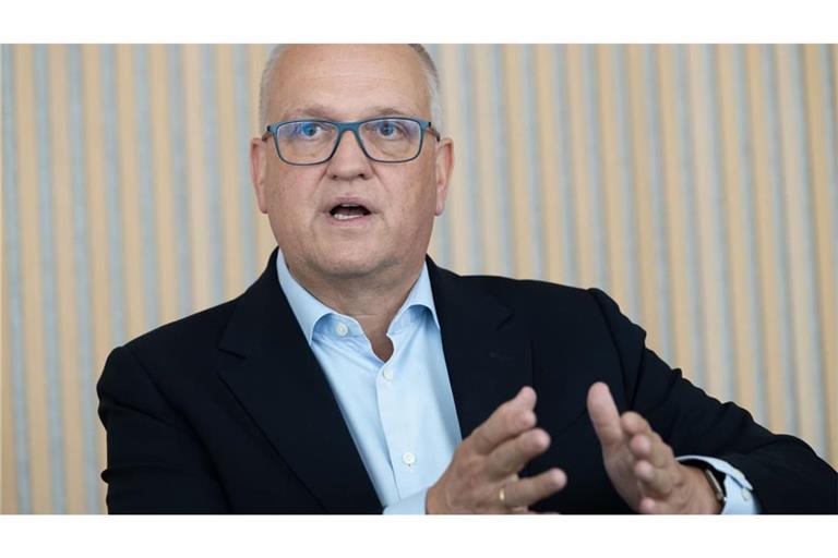 Mahnt eine neue Leistungsbereitschaft an: LBBW-Chef Rainer Neske spricht im Interview über das Ende der „goldenen Jahre“ und warum wir wieder mehr über Produktivität statt über Homeoffice streiten sollten.