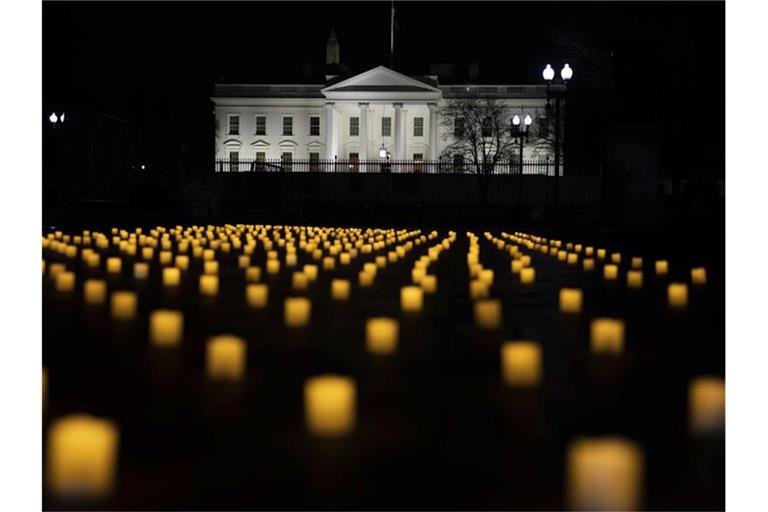Mahnwache bei Kerzenschein vor dem Weißen Haus in Washington, um aller Pflegekräfte zu gedenken, die an Covid-19 gestorben sind (Archivbild). Foto: Joy Asico/AP/dpa
