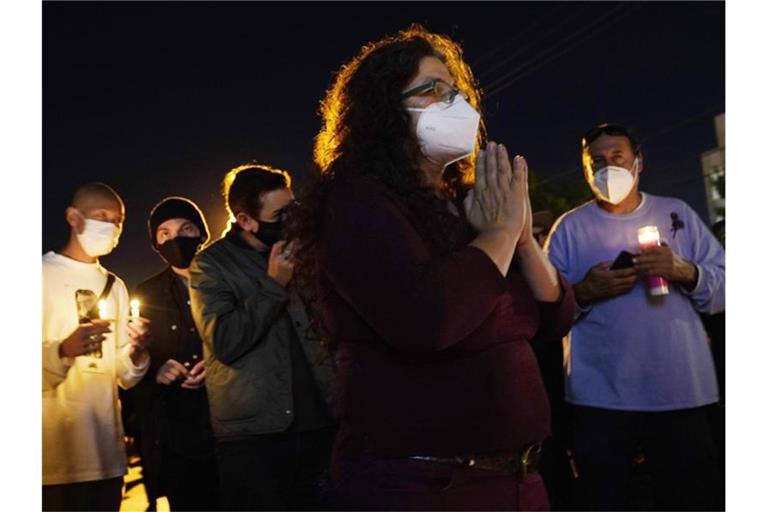 Mahnwache in Burbank für die verstorbene Kamerafrau Halyna Hutchins. Foto: Chris Pizzello/AP/dpa