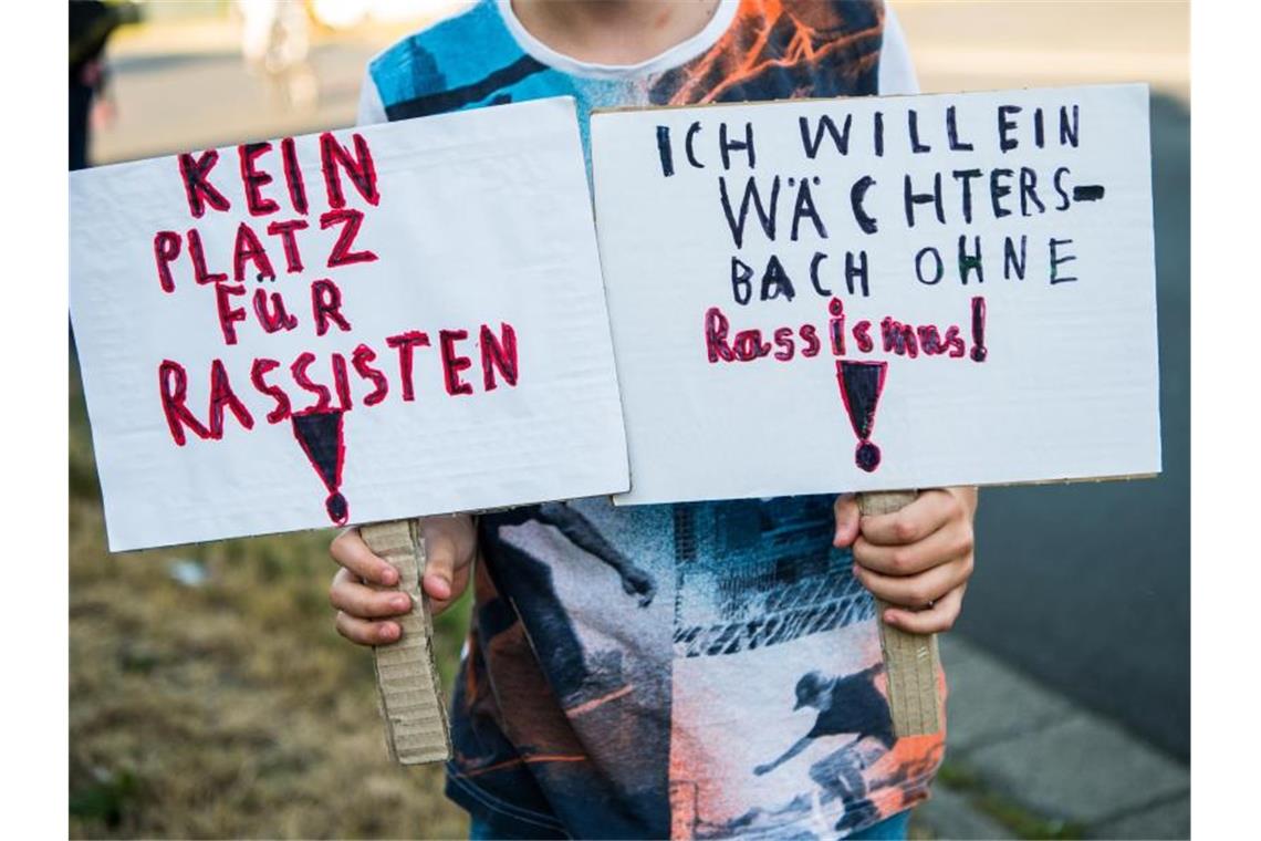 Nach Bauchschuss auf Eritreer gehen Ermittlungen weiter Mahnwache in Wächtersbach. Ein 26 Jahre alter Mann aus Eritrea war hier von Schüssen schwer verletzt worden. Foto: Andreas Arnold
