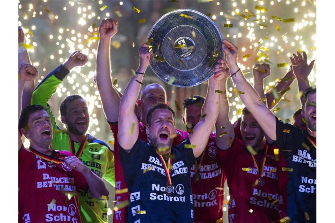 Herzschlagfinale: Flensburg jubelt, Gummersbach weint Maik Machulla (M) führte die Flensburger nun schon zu zwei Meistertiteln. Foto: Guido Kirchner